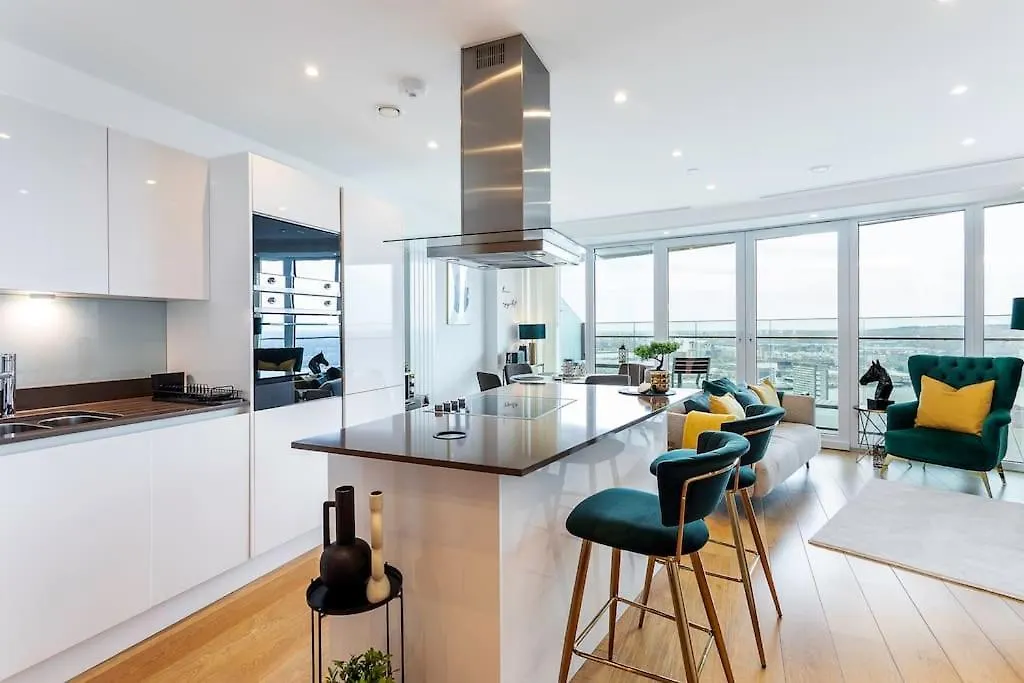 Panoramic Balcony Luxury Condo London